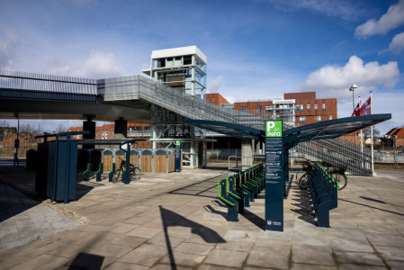 Parker trygt din cykel ved stationen nu