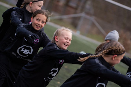 Stadig ledige pladser på pige fodboldskolen
