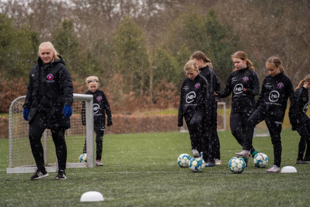 Stadig ledige pladser på pige fodboldskolen