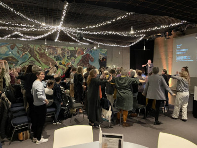 Funhall viser rundt i lokalerne