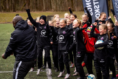 Stadig ledige pladser på pige fodboldskolen