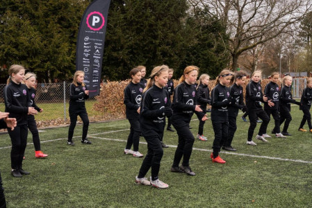 Stadig ledige pladser på pige fodboldskolen