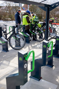 Parker trygt din cykel ved stationen nu